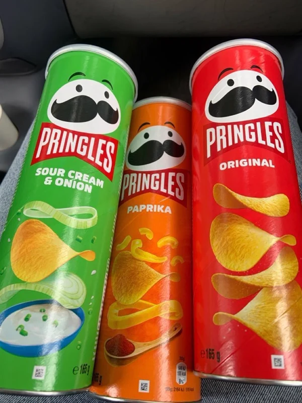 Boîte de Pringles détourée sur fond crème